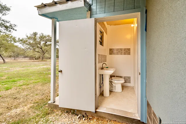 $535,000 | 472 County Road 6723, Natalia, TX 78059