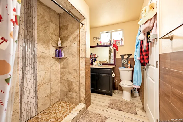 $535,000 | 472 County Road 6723, Natalia, TX 78059