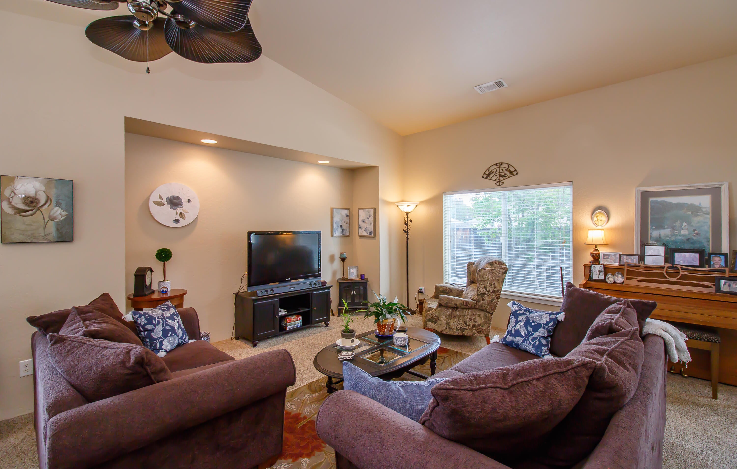 304 Live Oak Loop Central Point, OR 97502 - Photo 4 of 21 Living1