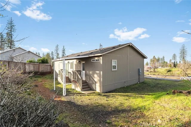 a view of a backyard