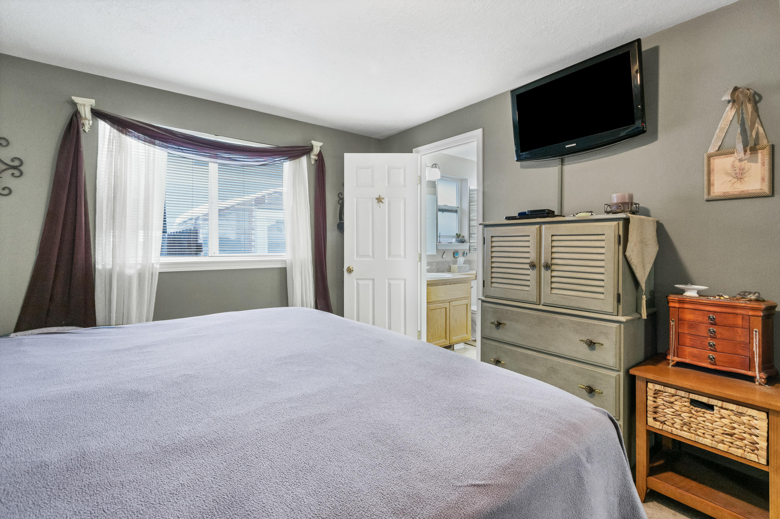 20782 Gallop Road Bend, OR 97701 - Photo 20 of 27 Room to the master bath.
