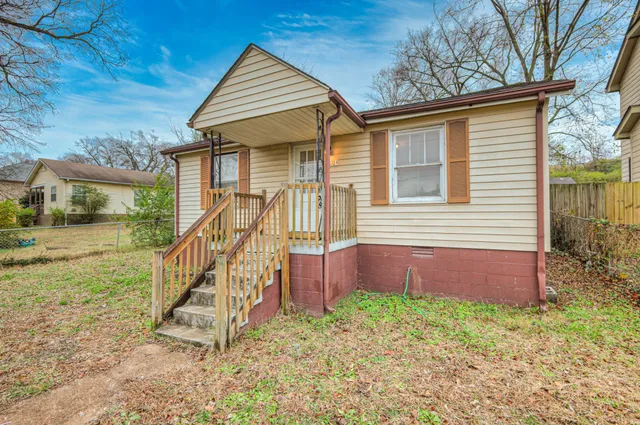 a view of house with a yard
