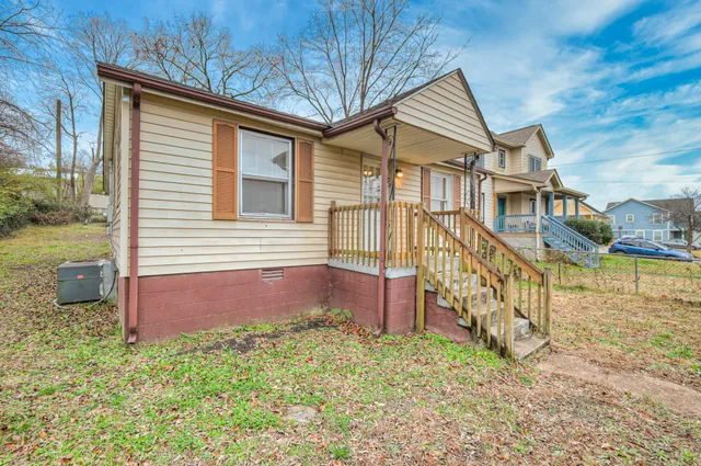 a view of a house with a yard