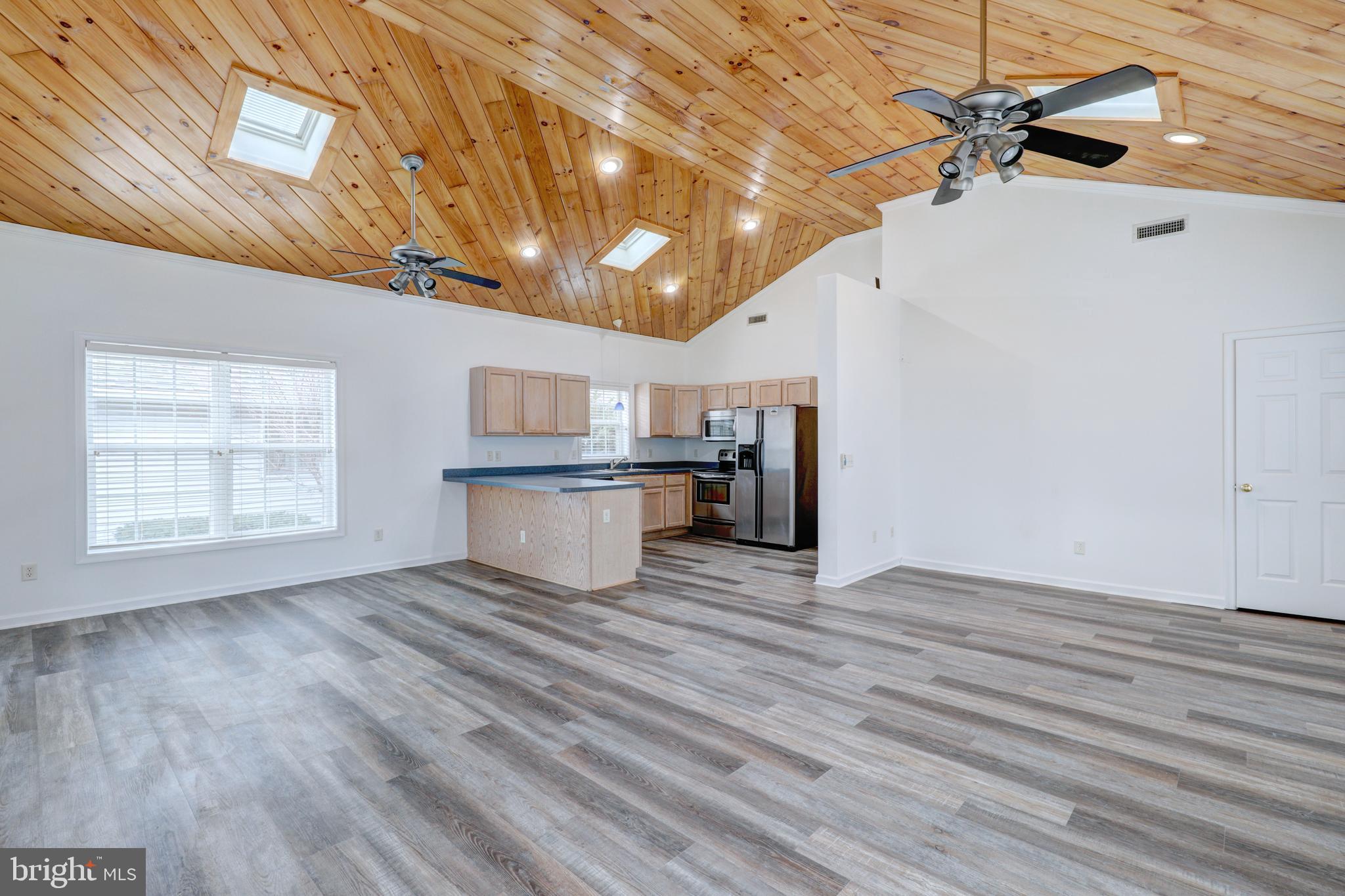 13225 Colonial Road Ocean City, MD 21842 - Photo 7 of 31 Vaulted ceilings