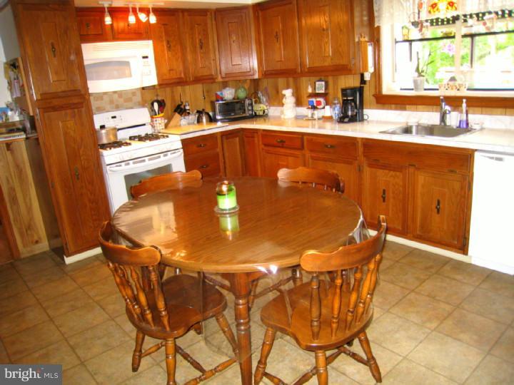 438 Columbus Road Burlington, NJ 08016 - Photo 11 of 25 Kitchen
