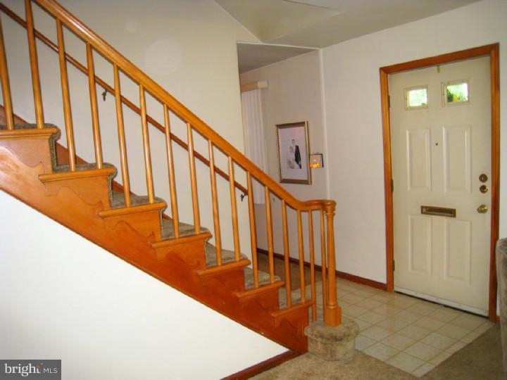 438 Columbus Road Burlington, NJ 08016 - Photo 8 of 25 Foyer