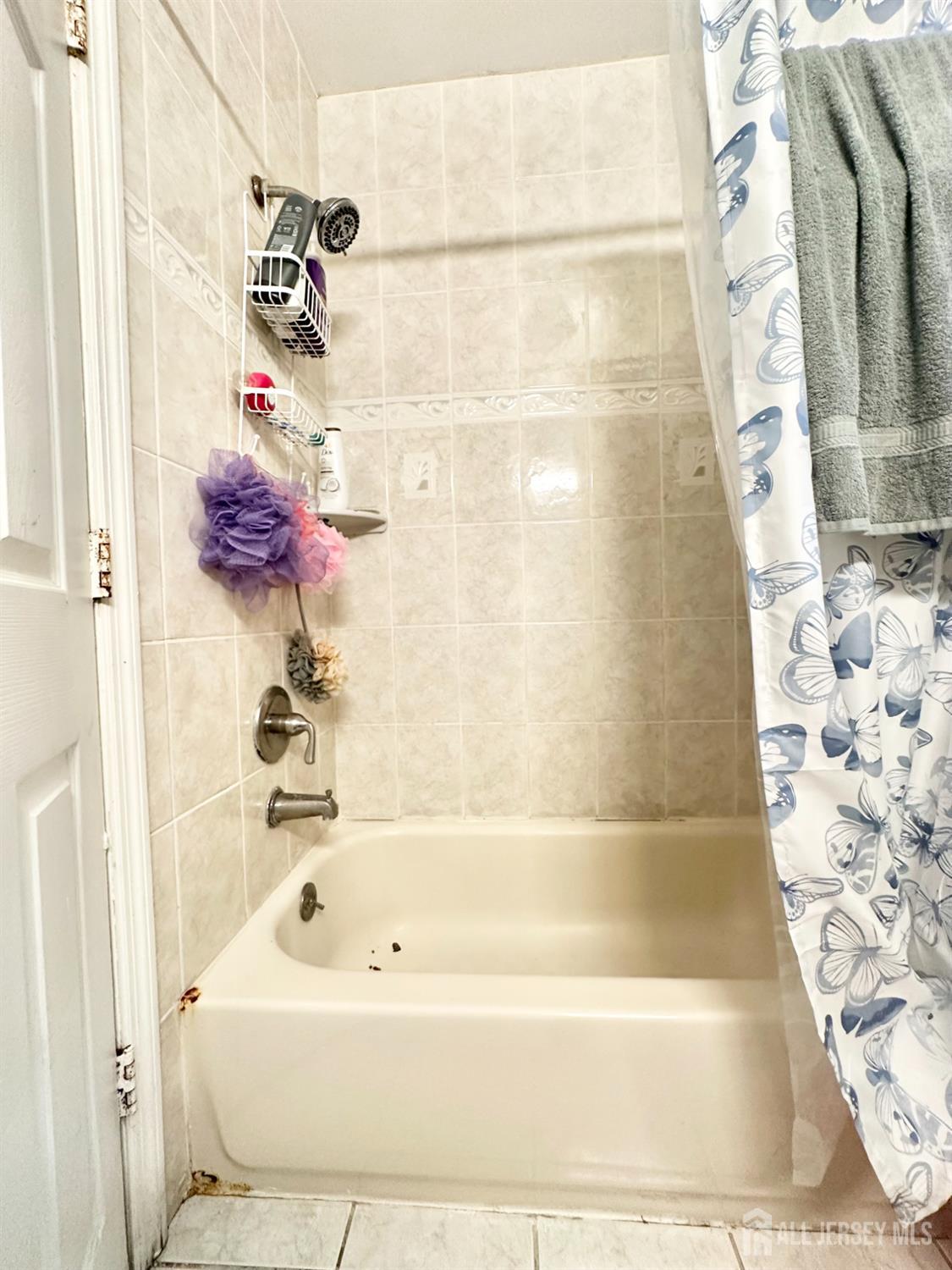 44 South Ward Street New Brunswick, NJ 08901 - Photo 31 of 34 a bathroom with a bathtub and shower