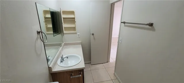 $1,100 | 4955 Jeffreys Street, Unit 703, Las Vegas, NV 89119