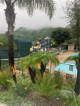 a view of a backyard