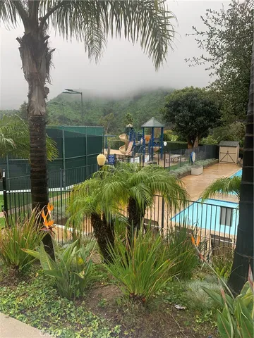 a view of a backyard