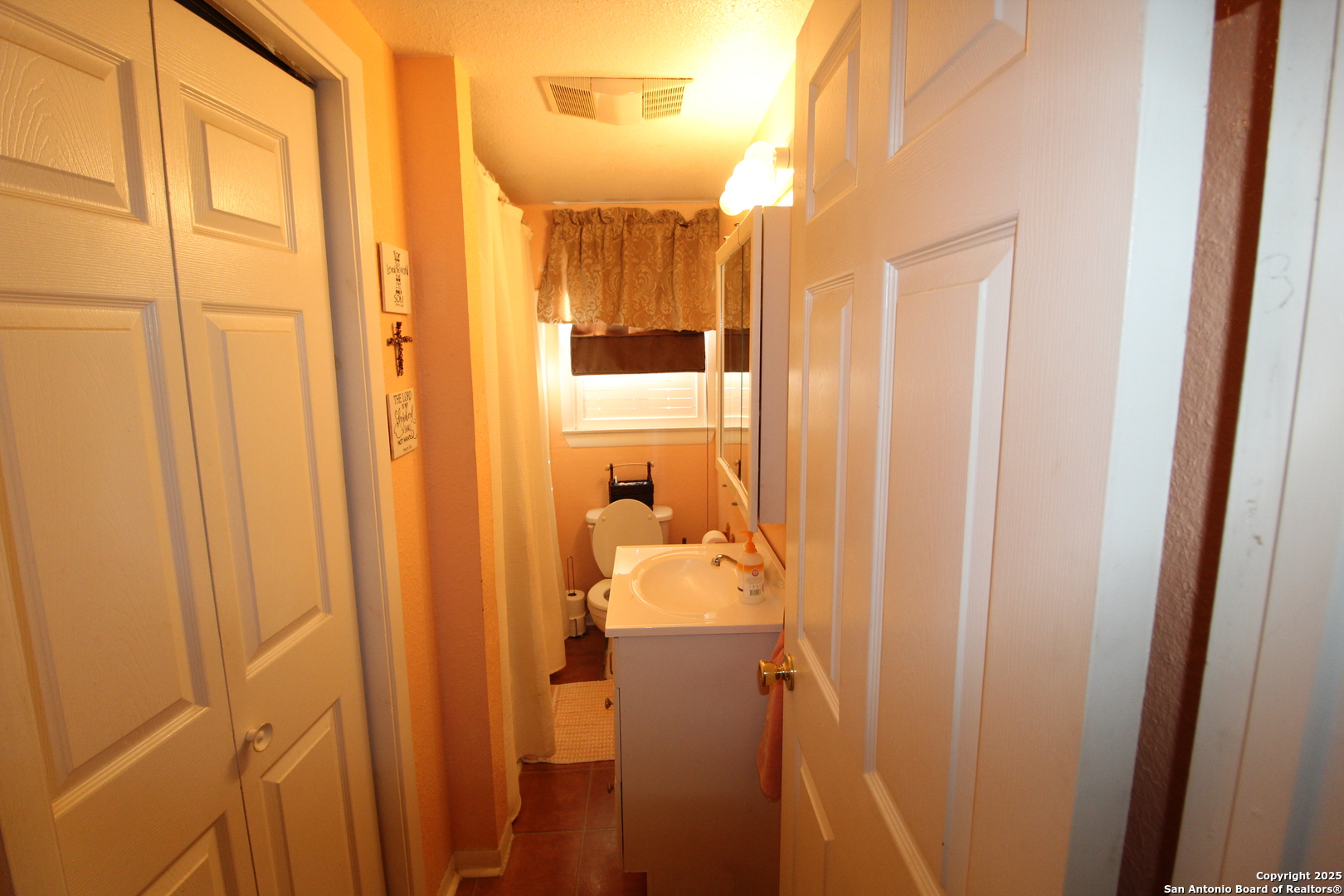 19411 South Somerset Street Lytle, TX 78052 - Photo 24 of 27 a bathroom with a shower