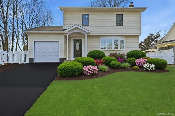 $849,000 | 10 Curlin Lane, St. James, NY 11780