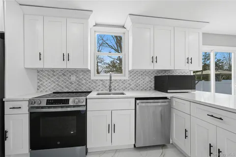 $849,000 | 10 Curlin Lane, St. James, NY 11780