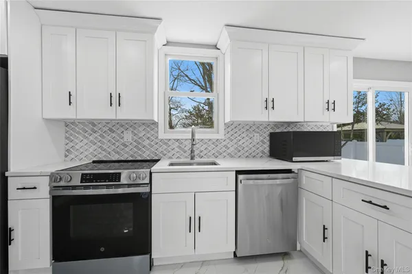 $849,000 | 10 Curlin Lane, St. James, NY 11780