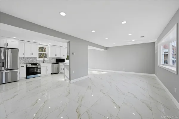 $849,000 | 10 Curlin Lane, St. James, NY 11780