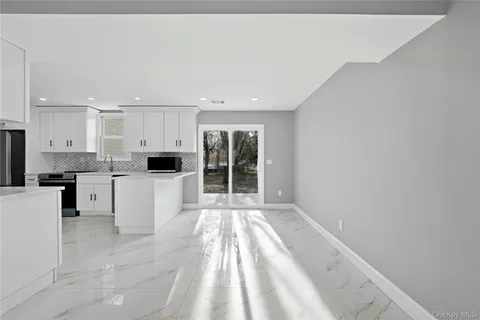 $849,000 | 10 Curlin Lane, St. James, NY 11780