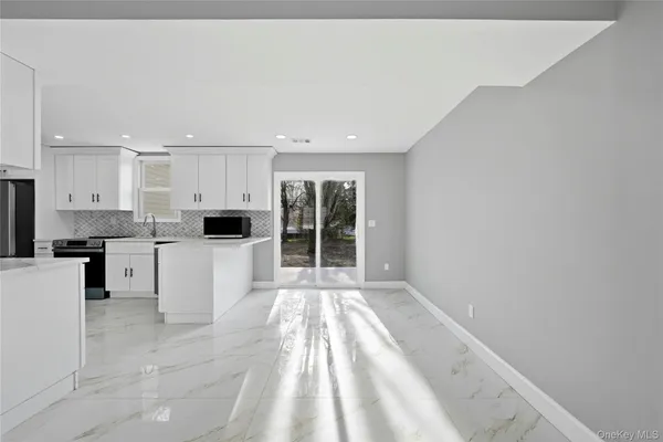 $849,000 | 10 Curlin Lane, St. James, NY 11780