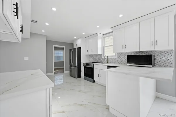 $849,000 | 10 Curlin Lane, St. James, NY 11780