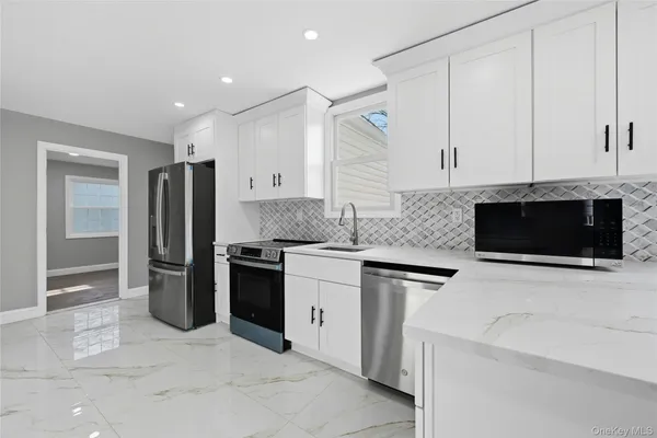 $849,000 | 10 Curlin Lane, St. James, NY 11780