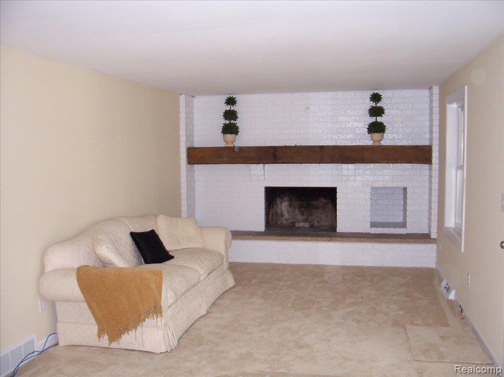 521 Ludlow Avenue Rochester, MI 48307 - Photo 5 of 6 LIVING RM 521 LUDLOW