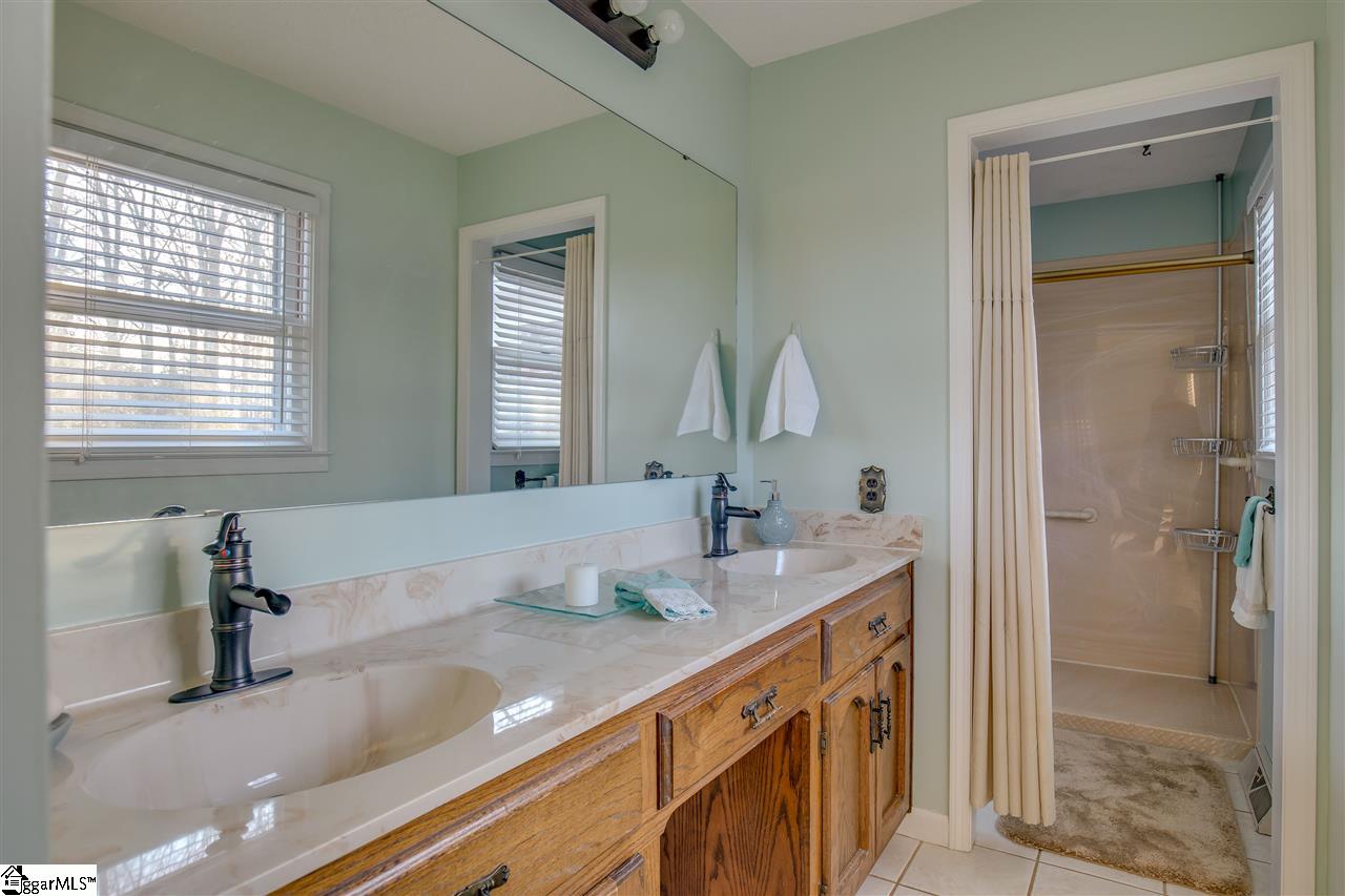 1020 Boiling Springs Road Greer, SC 29650 - Photo 11 of 34