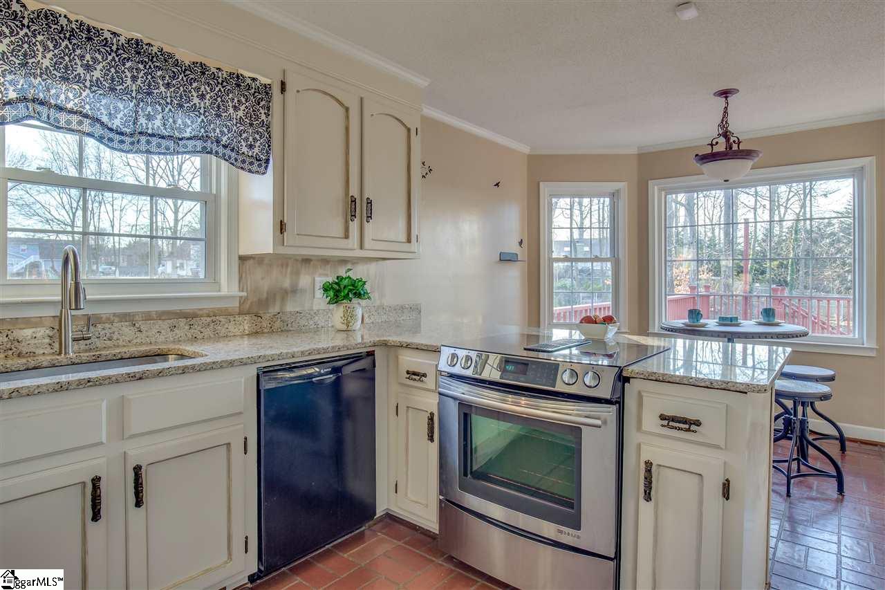 1020 Boiling Springs Road Greer, SC 29650 - Photo 6 of 34