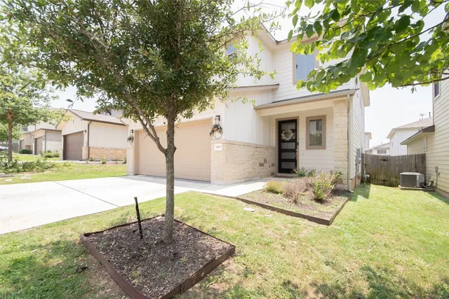 a view of a house with backyard