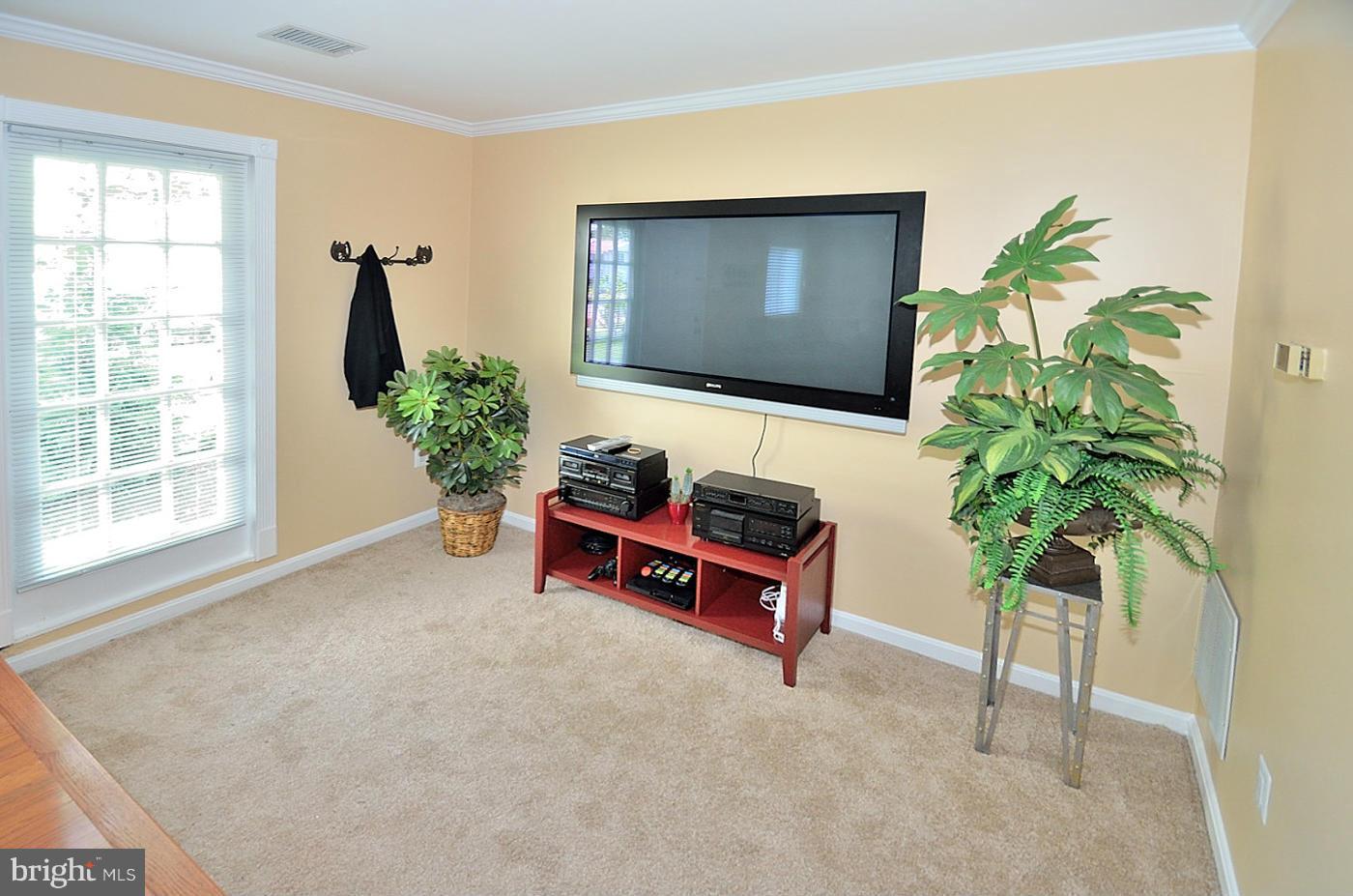 226 North Cottage Road Sterling, VA 20164 - Photo 5 of 20 Living Room
