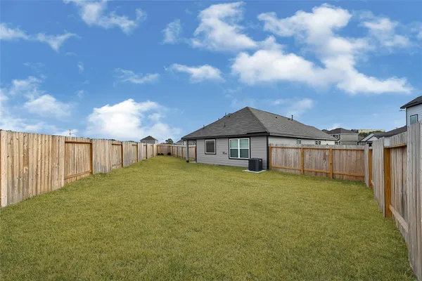 a view of a house with backyard and garden