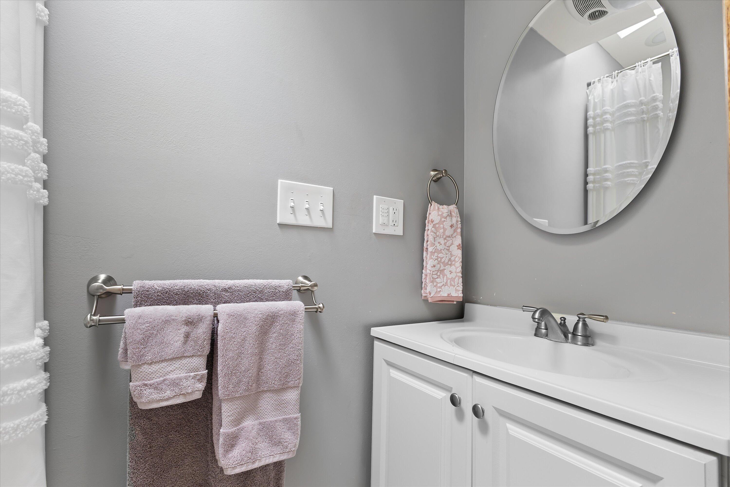 7337 North Seneca Road Fox Point, WI 53217 - Photo 23 of 33 Second Bath