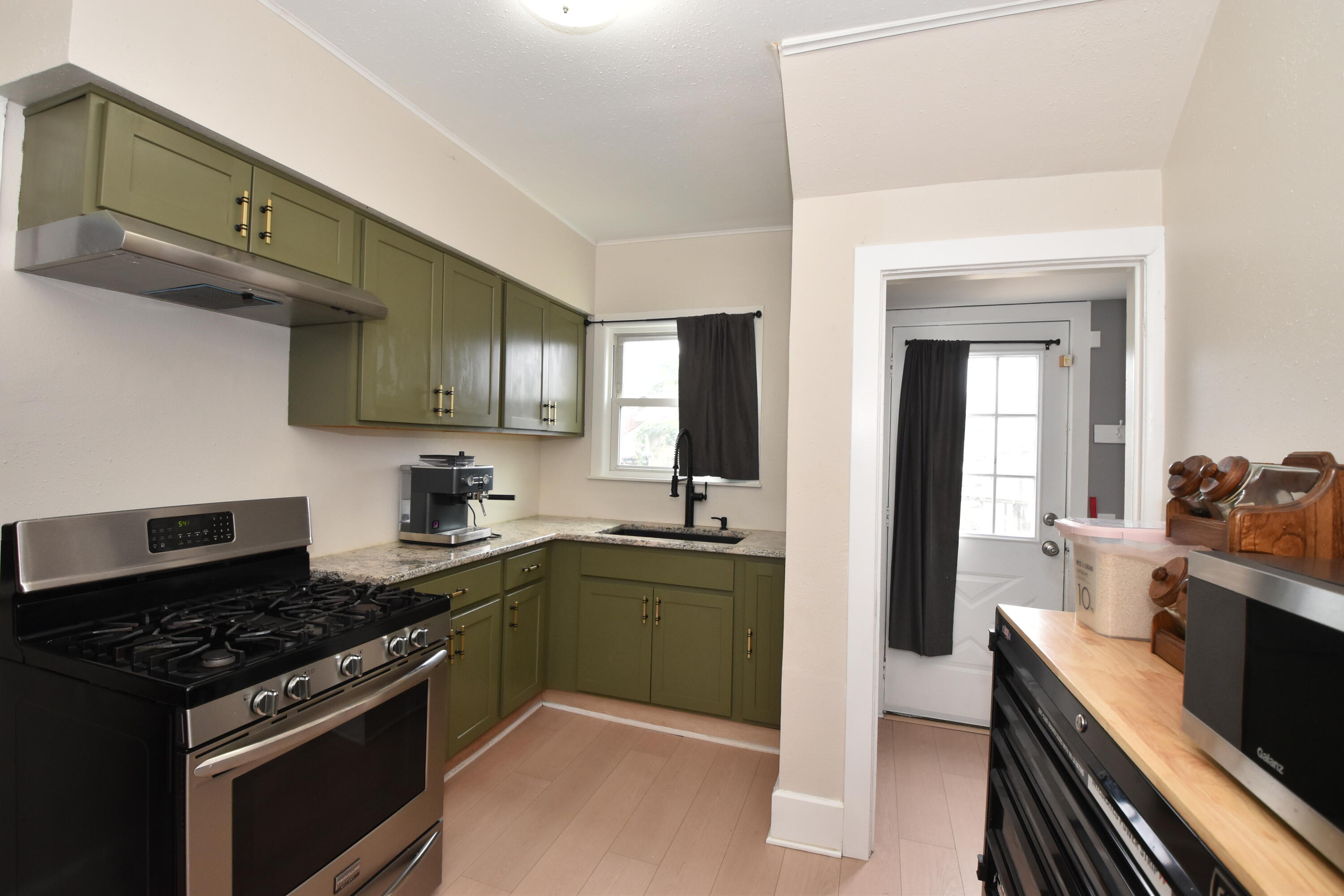 1717 Grange Avenue Racine, WI 53405 - Photo 7 of 28 Kitchen