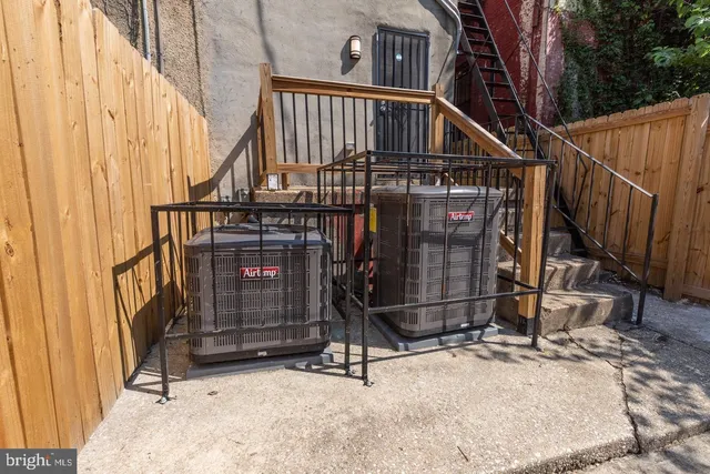 a view of entryway with a front door