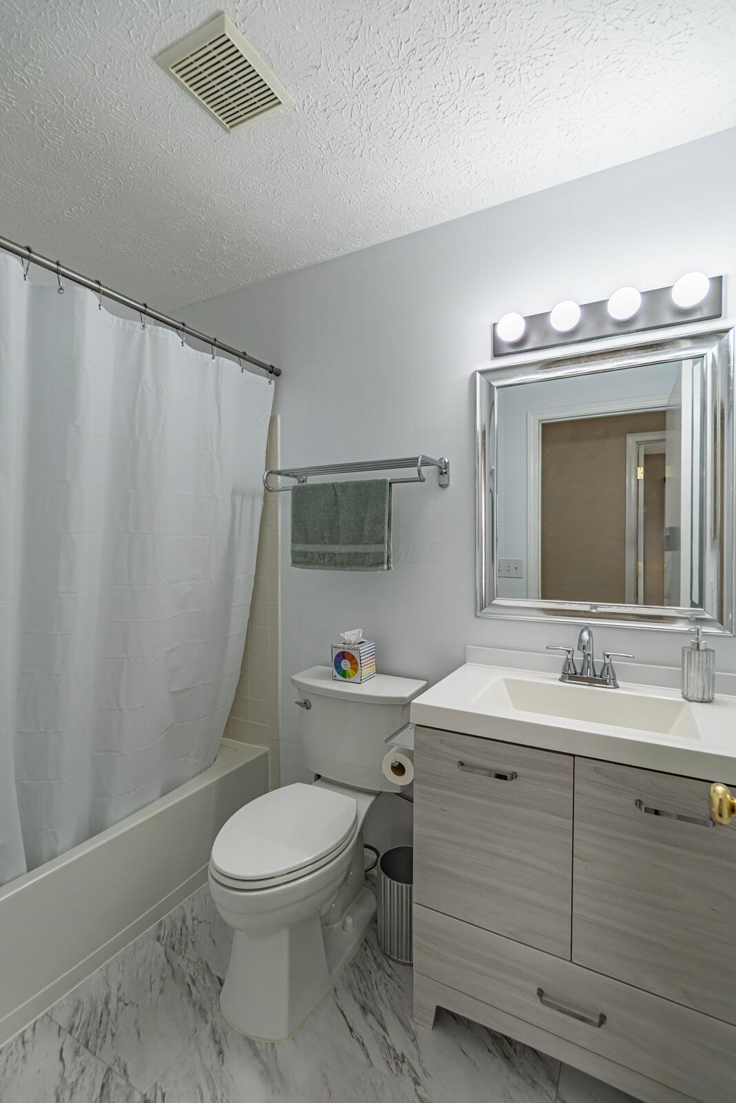 4450 Nickerson Road Columbus, OH 43228 - Photo 28 of 38 Full Bathroom