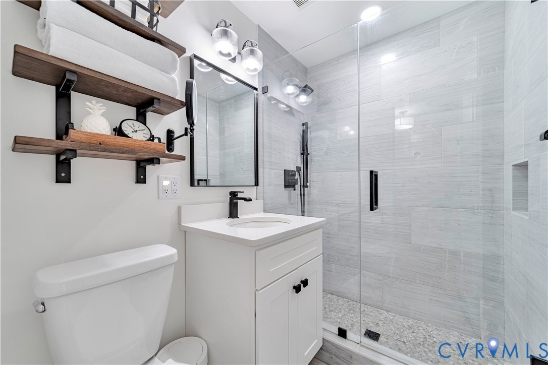 9111 Derbyshire Road, Unit G Henrico, VA 23229 - Photo 20 of 42 a bathroom with a toilet sink and shower