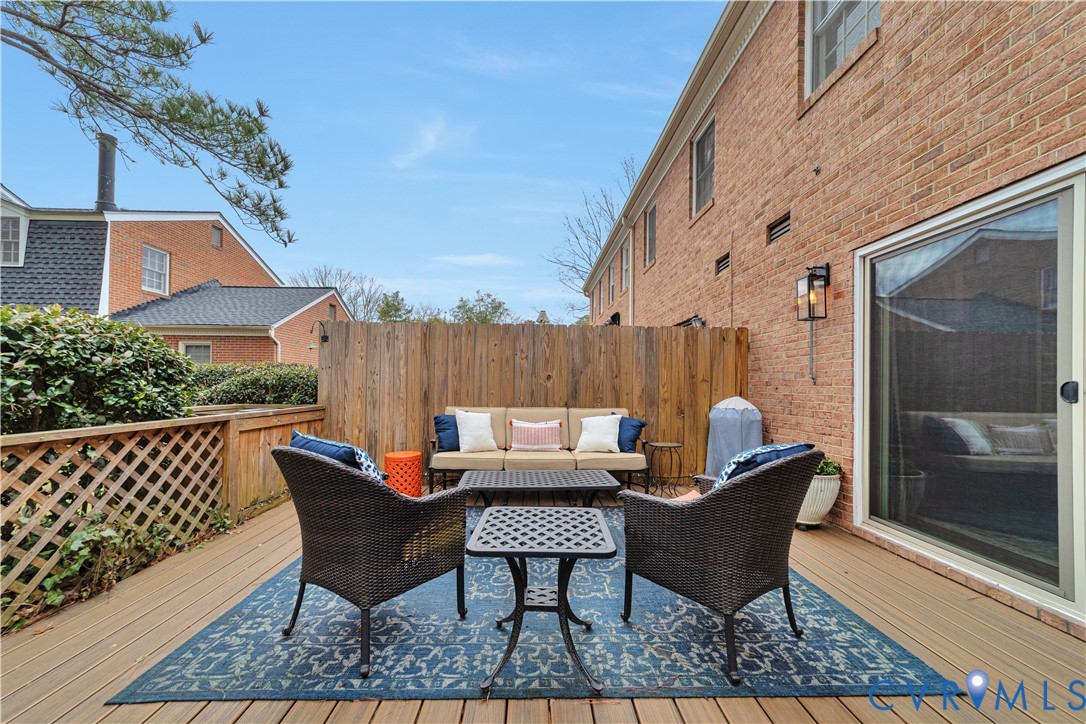 9111 Derbyshire Road, Unit G Henrico, VA 23229 - Photo 22 of 42 a backyard of a house with table and chairs