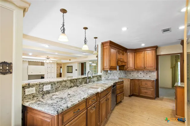 a view of livingroom with furniture and ceiling fan