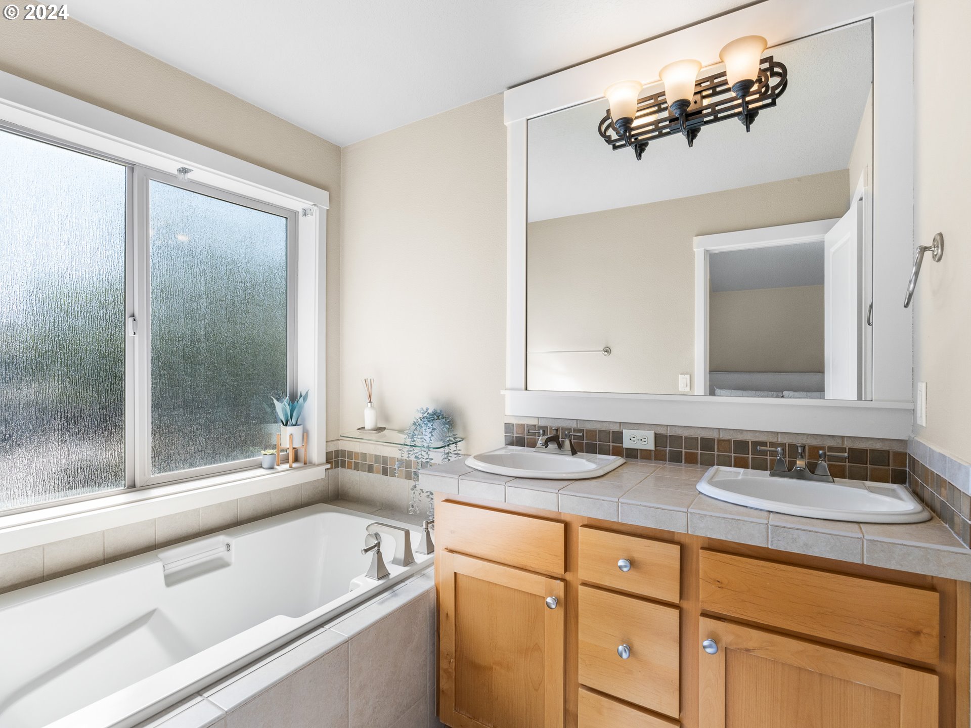 8938 Southwest Taylors Ferry Road Portland, OR 97223 - Photo 14 of 36 Bathroom, Attached
