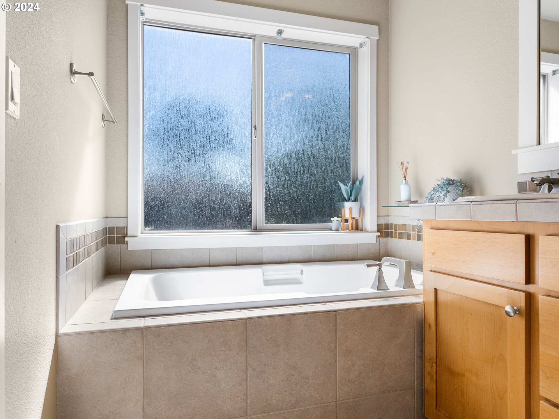8938 Southwest Taylors Ferry Road Portland, OR 97223 - Photo 15 of 36 Bathroom, Attached