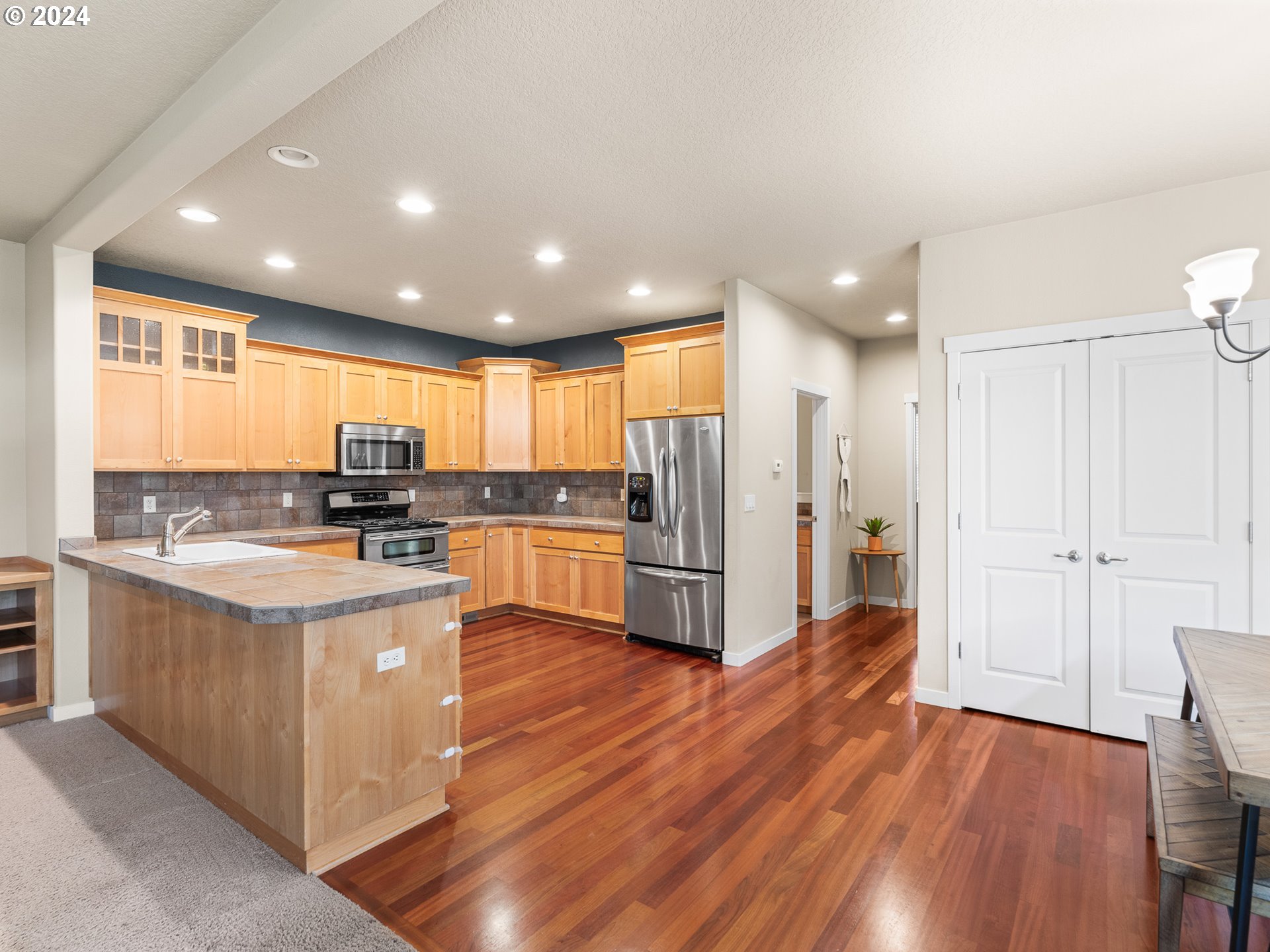 8938 Southwest Taylors Ferry Road Portland, OR 97223 - Photo 5 of 36 Kitchen/Dining Room