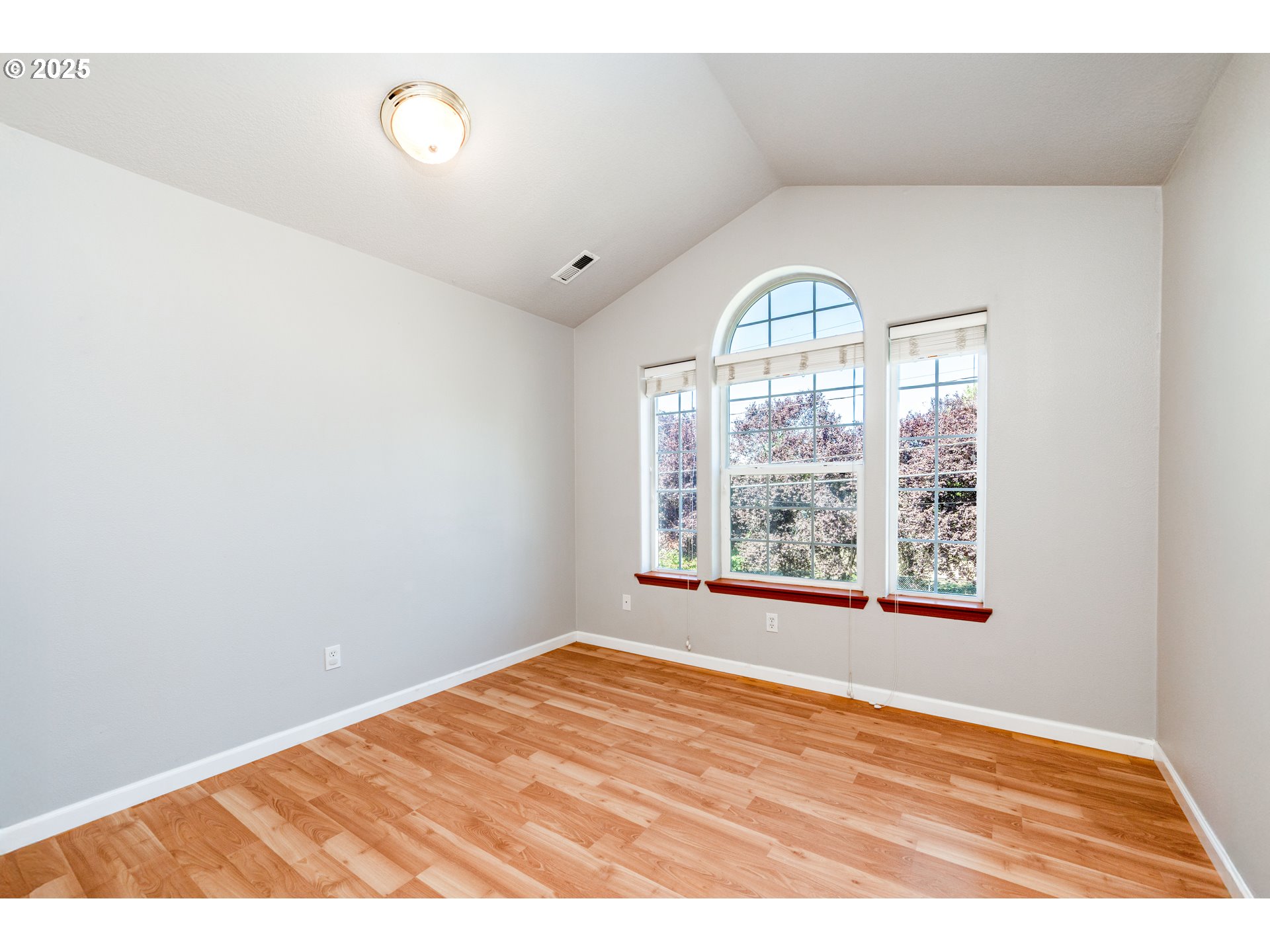 9132 Southeast Clinton Street Portland, OR 97266 - Photo 20 of 36