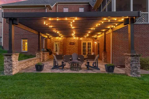 a view of an house with backyard and a garden