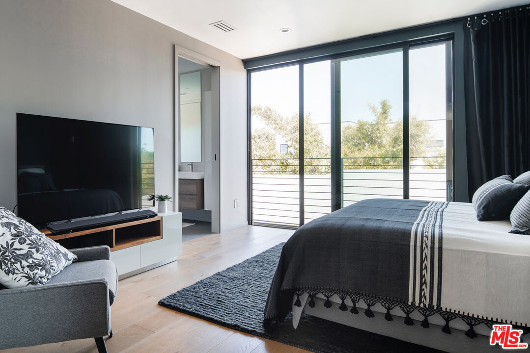 11409 Charnock Road Los Angeles, CA 90066 - Photo 15 of 25 Gallery Image 15
