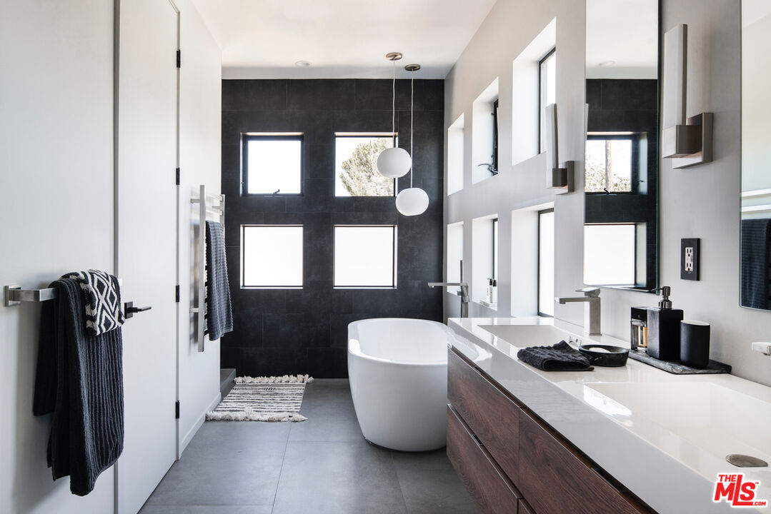 11409 Charnock Road Los Angeles, CA 90066 - Photo 17 of 25 Gallery Image 17