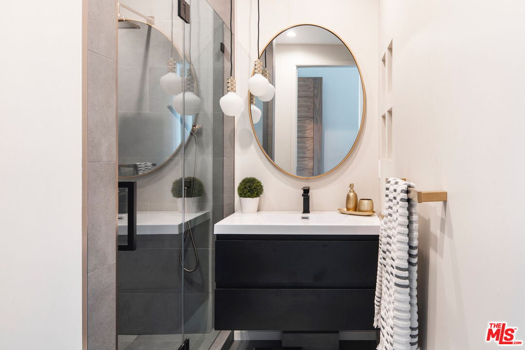 11409 Charnock Road Los Angeles, CA 90066 - Photo 20 of 25 Gallery Image 20