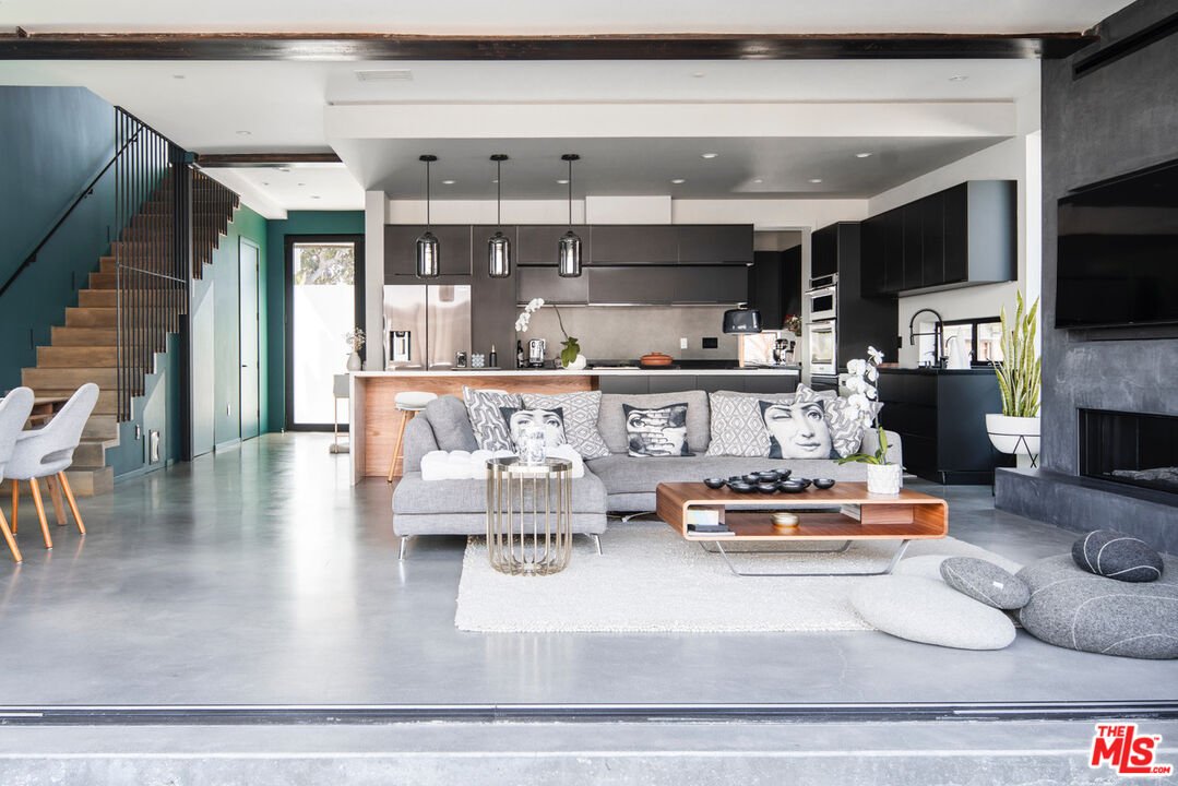 11409 Charnock Road Los Angeles, CA 90066 - Photo 4 of 25 Gallery Image 4