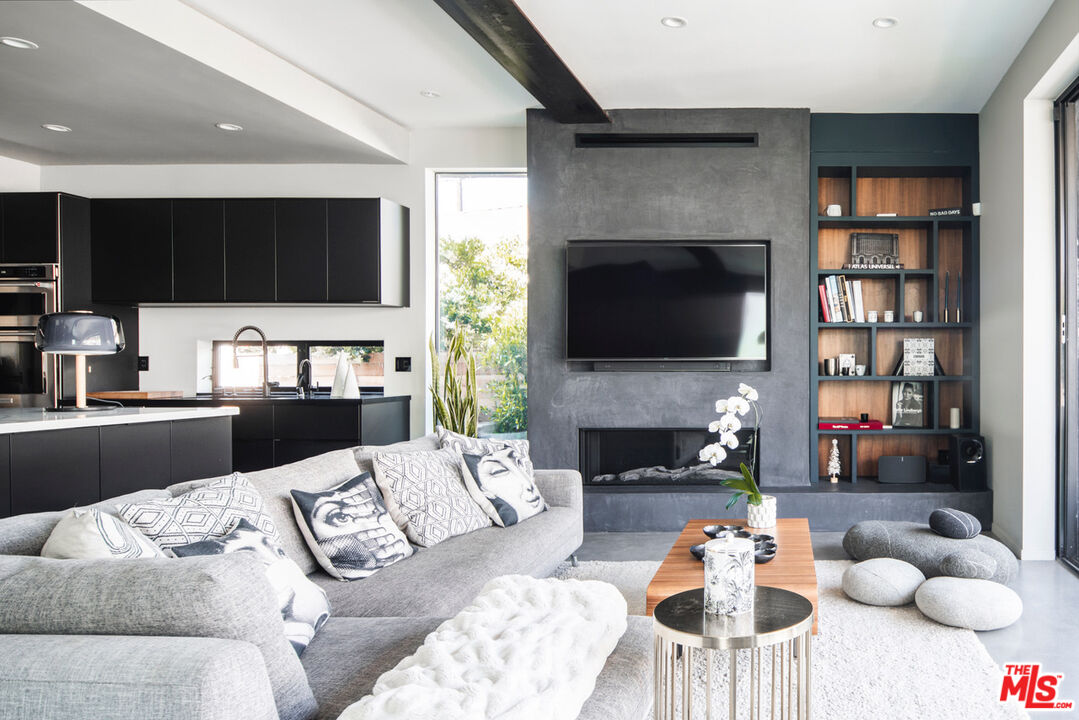 11409 Charnock Road Los Angeles, CA 90066 - Photo 6 of 25 Gallery Image 6