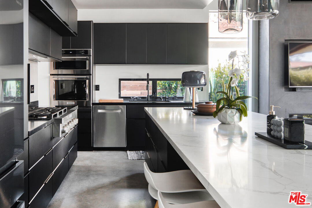 11409 Charnock Road Los Angeles, CA 90066 - Photo 9 of 25 Gallery Image 9