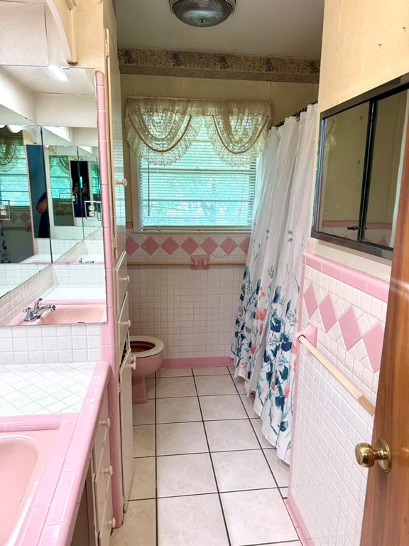 1537 Burns City Road Gainesville, TX 76240 - Photo 14 of 27 a bath room with a tub and shower