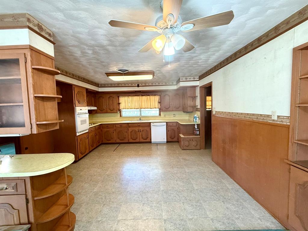 1537 Burns City Road Gainesville, TX 76240 - Photo 15 of 27 a kitchen with stainless steel appliances granite countertop a refrigerator and a stove