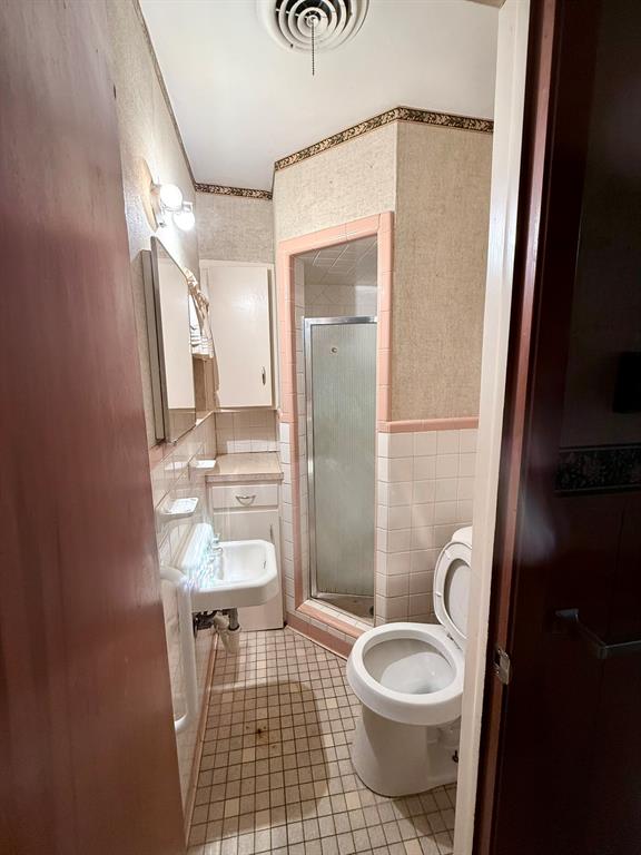 1537 Burns City Road Gainesville, TX 76240 - Photo 18 of 27 a bathroom with a toilet a sink and shower